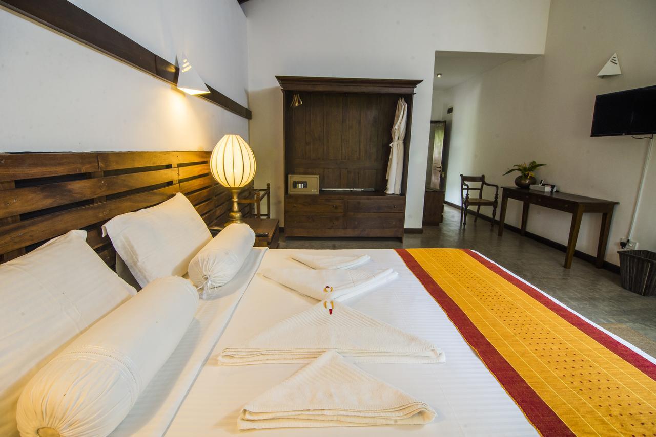 Roman Lake Ayurveda Boutique Resort - Level 1 Certified อาฮังกัลลา ภายนอก รูปภาพ